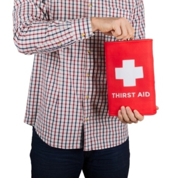 Gigantyczna Piersiówka Thirst Aid mężczyzny faceta