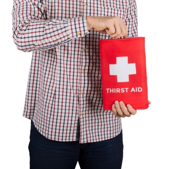 Gigantyczna Piersiówka Thirst Aid mężczyzny faceta